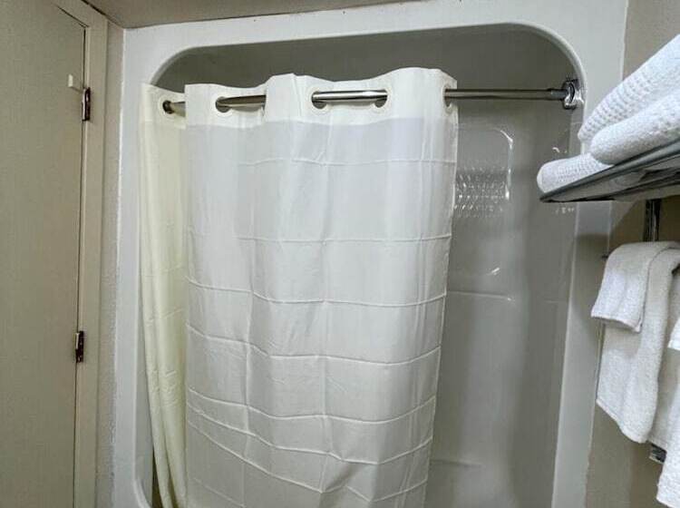 هتل Knights Inn & Suites Emporia