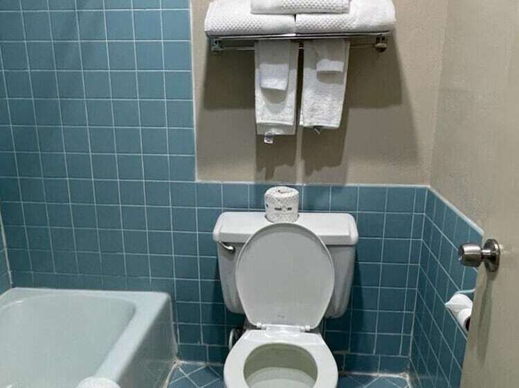 هتل Knights Inn & Suites Emporia