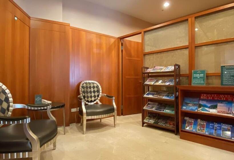 هتل Monarch Plaza