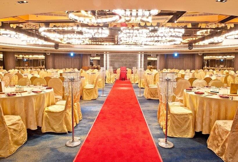 هتل Monarch Plaza