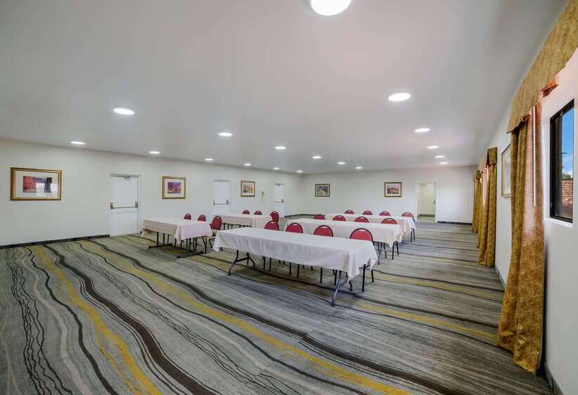 בית מלון כפרי Quality Inn & Suites Goodyear  Phoenix West