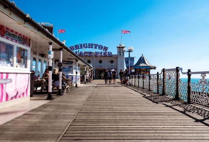 هتل A&o Brighton Beach