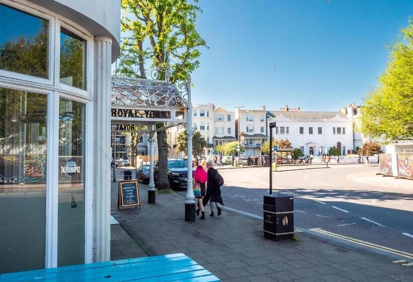 هتل A&o Brighton Beach