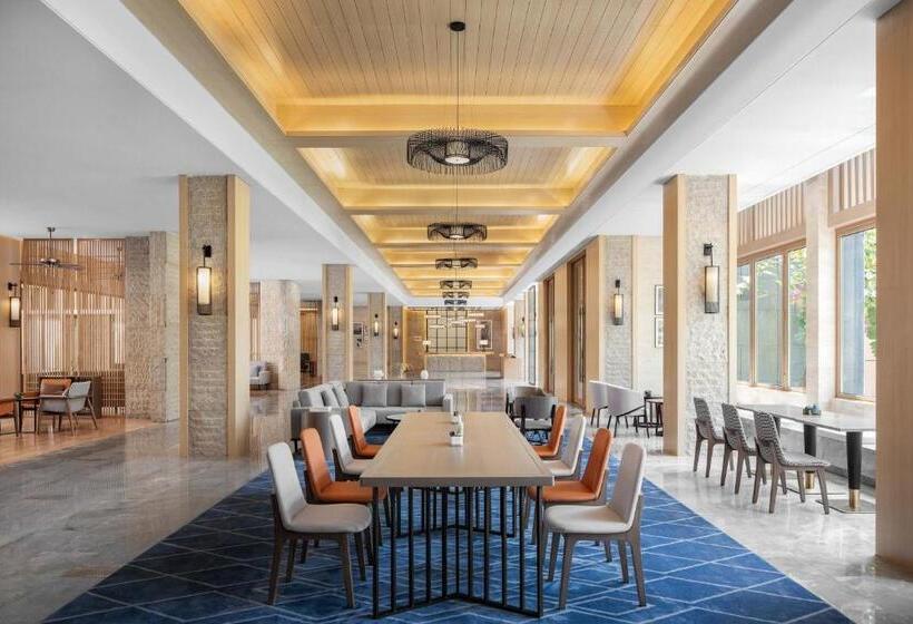 Отель Sheraton Maoming Romantic Beach Resort