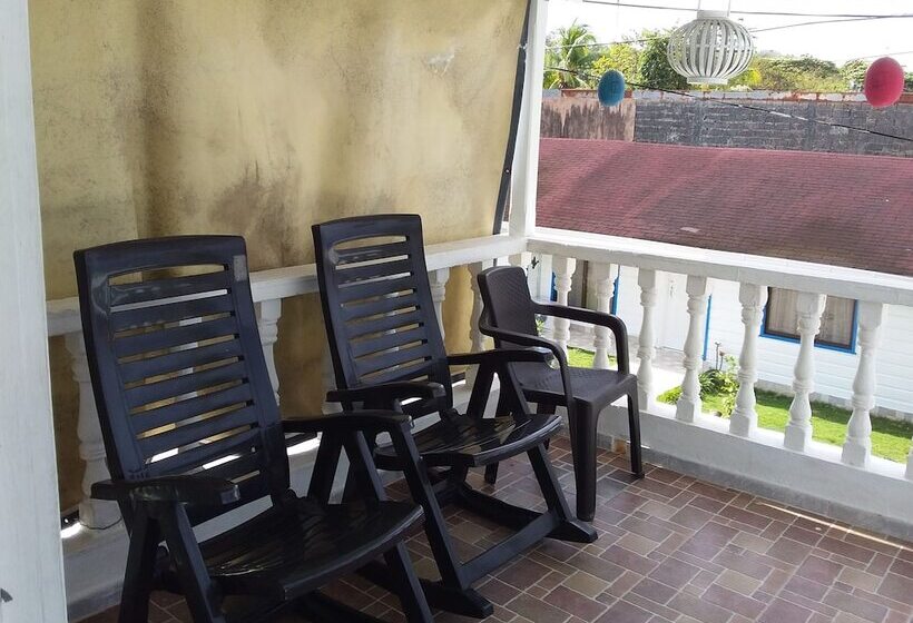 پانسیون Room In Apartment Green Sea Villa Helen Inn Located At Kilometer 4 Circunvalar