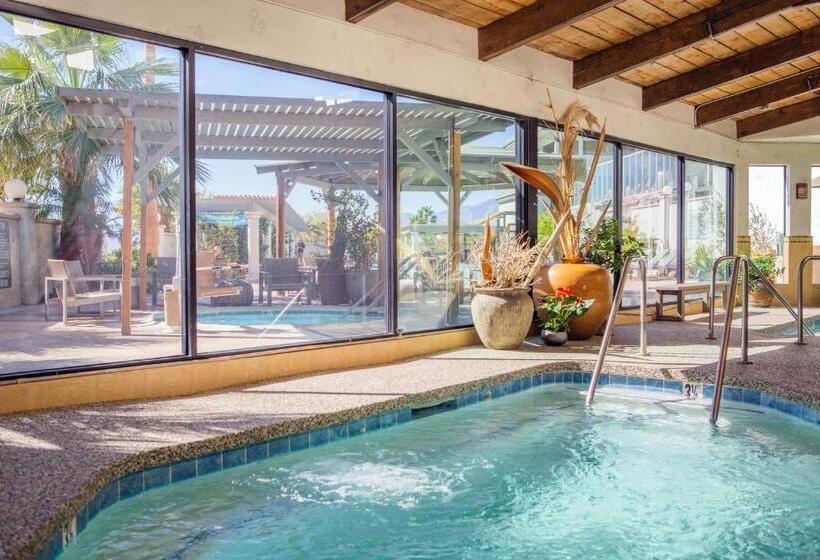 استراحتگاه Azure Palm Hot Springs