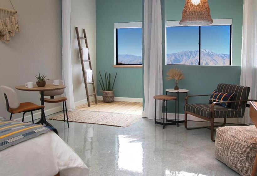 استراحتگاه Azure Palm Hot Springs