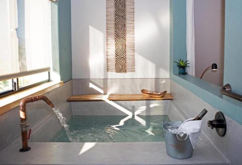 استراحتگاه Azure Palm Hot Springs