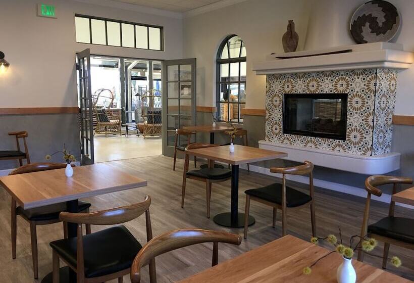 استراحتگاه Azure Palm Hot Springs