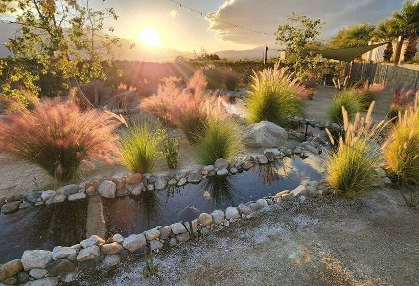 استراحتگاه Azure Palm Hot Springs