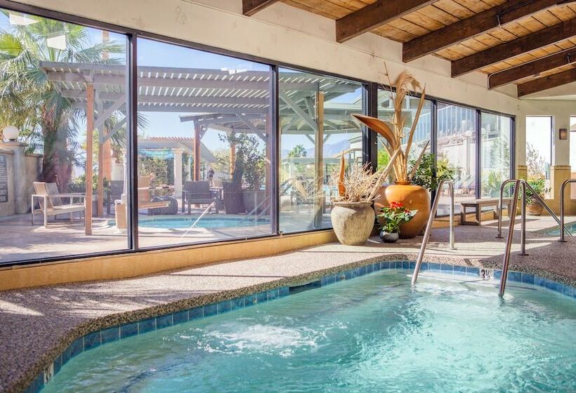 استراحتگاه Azure Palm Hot Springs