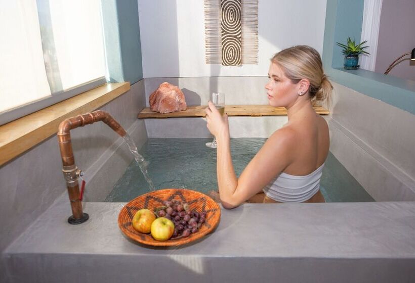 استراحتگاه Azure Palm Hot Springs