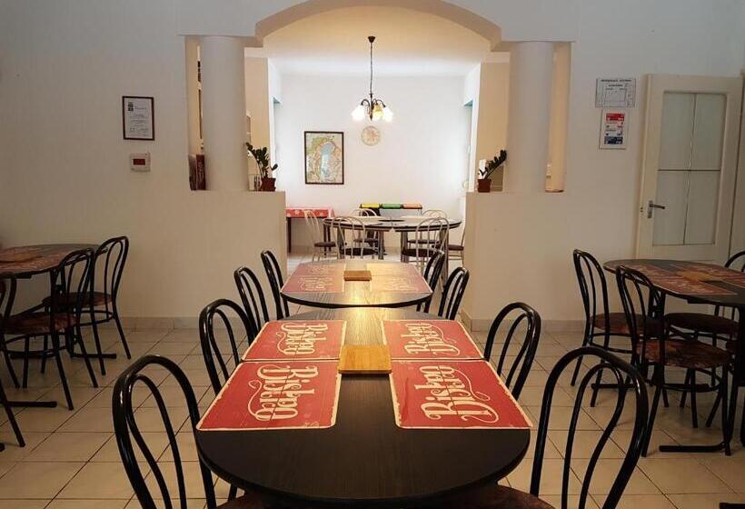 بنسيون Fertődi Kúria Vendégház