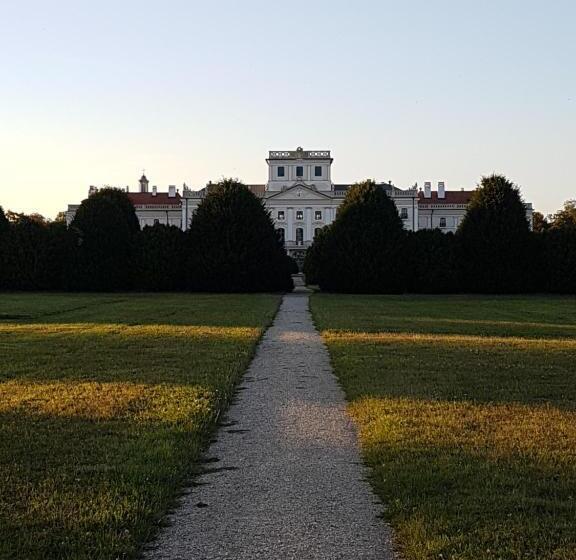 펜션 Fertődi Kúria Vendégház