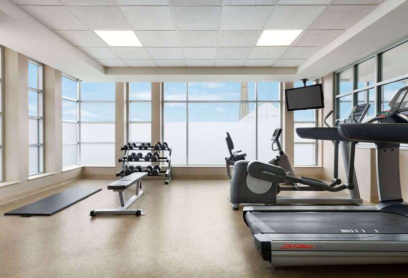 هتل Wyndham Garden Niagara Falls Fallsview