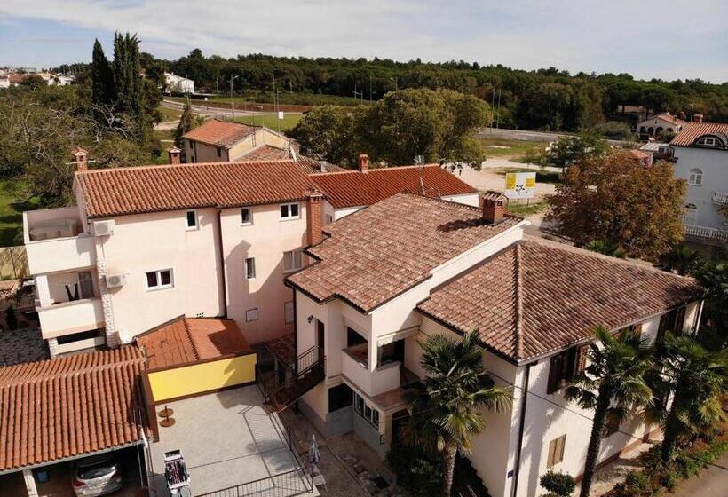 پانسیون Apartments And Rooms With Parking Space Porec   6917