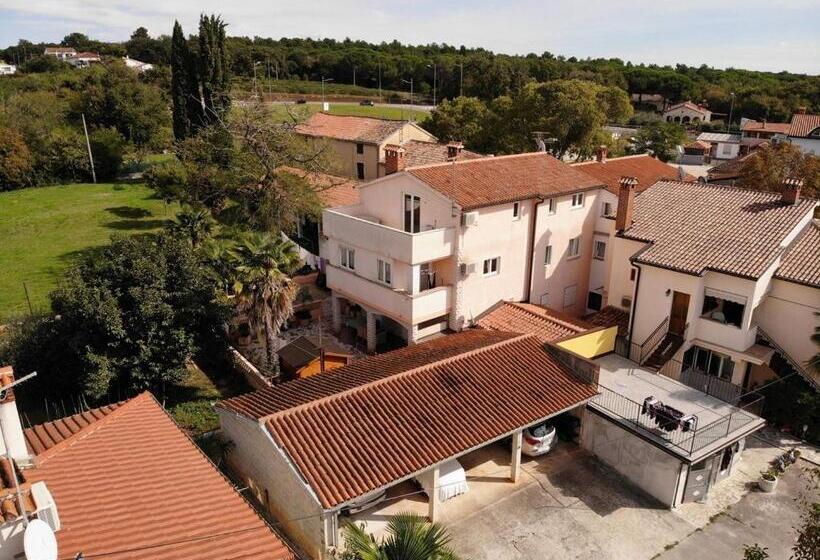 پانسیون Apartments And Rooms With Parking Space Porec   6917