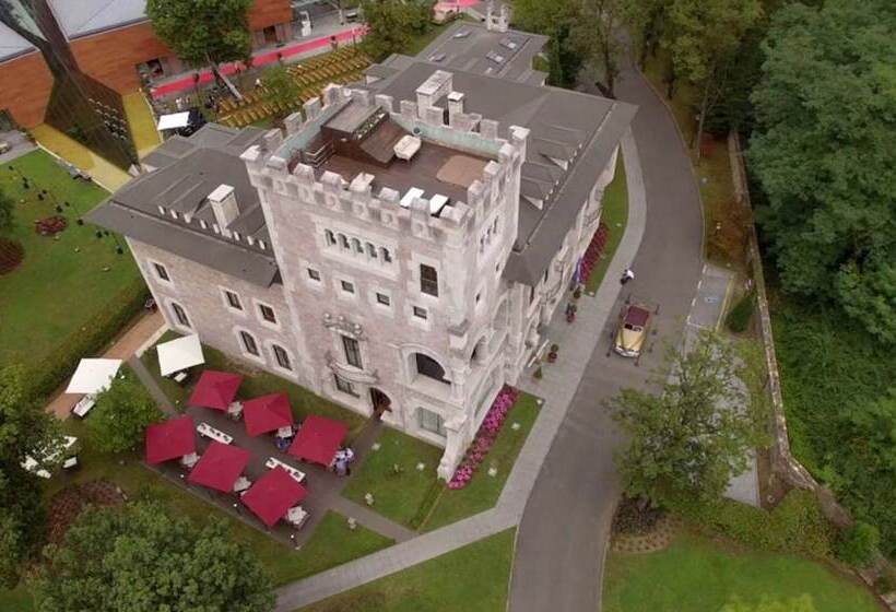 هتل Castillo Del Bosque La Zoreda