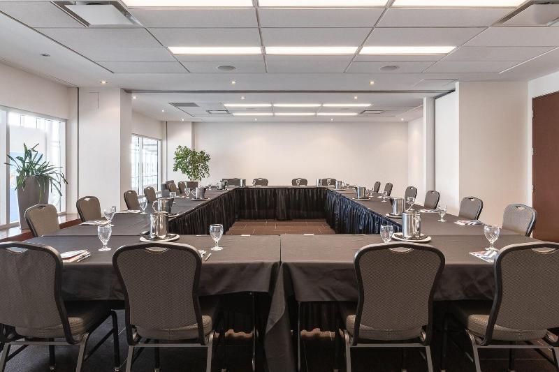 فندق Four Points By Sheraton Levis Convention Centre