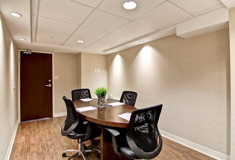 هتل Holiday Inn Express  & Suites Toronto  Markham