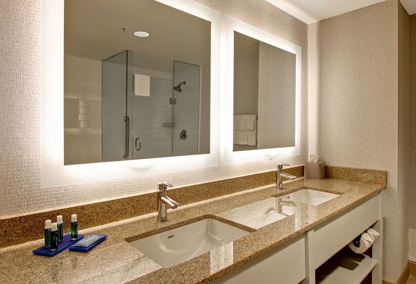 هتل Holiday Inn Express  & Suites Toronto  Markham