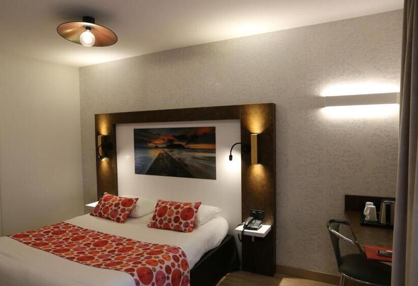 Отель The Originals Boutique, Hôtel Le Lion D'or, Fougères Ouest