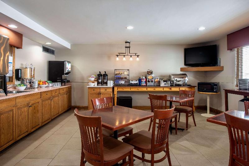هتل Travelodge Suites By Wyndham Regina   Eastgate Bay