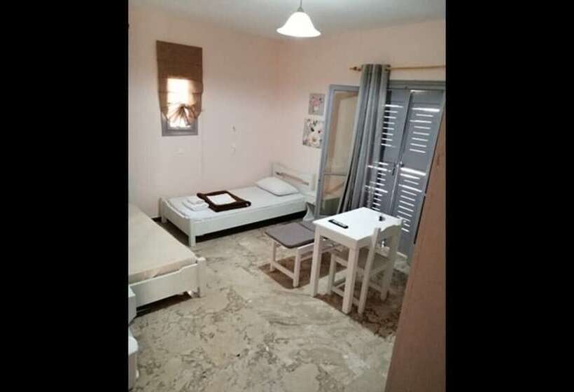 هتل Eugenia Studios