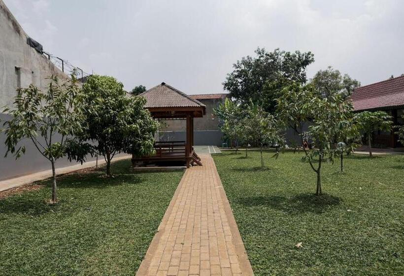 Отель Koolkost Near Jalan Veteran Raya