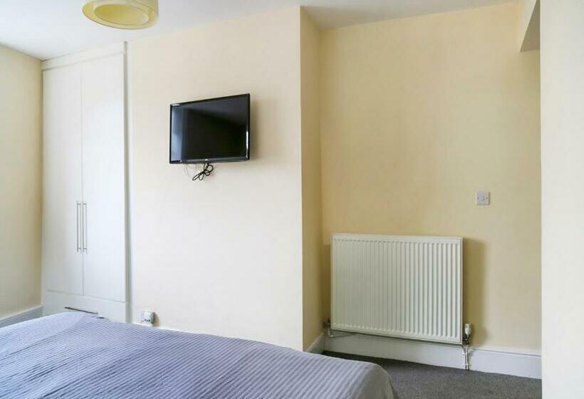 OYO Castle Hotel, Accrington