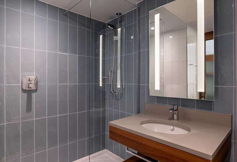 هتل Hampton By Hilton Canterbury