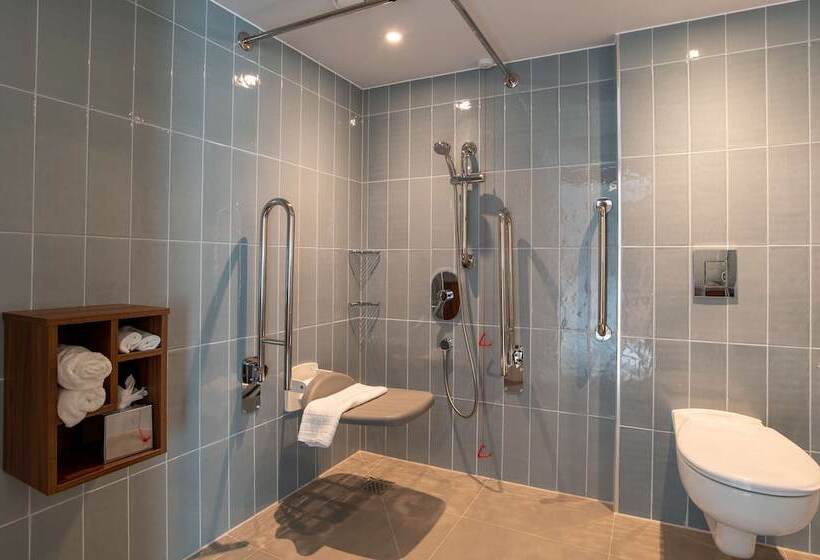 هتل Hampton By Hilton Canterbury