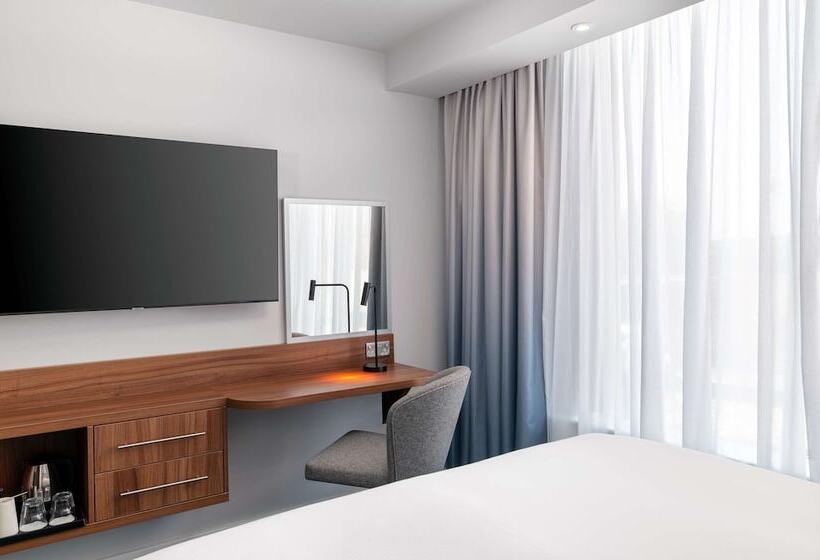 هتل Hampton By Hilton Canterbury