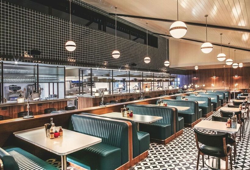 Mollie's Motel & Diner Bristol