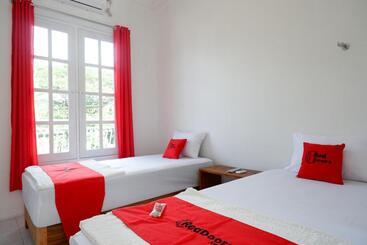 هتل Reddoorz Plus Near Ums Solo