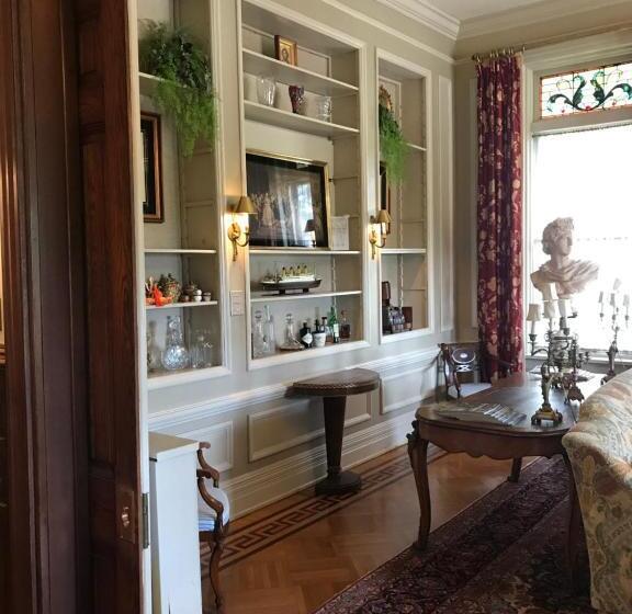 تختخواب و صبحانه Burke Mansion