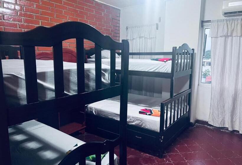 هتل Los Guacamayos La Ceiba