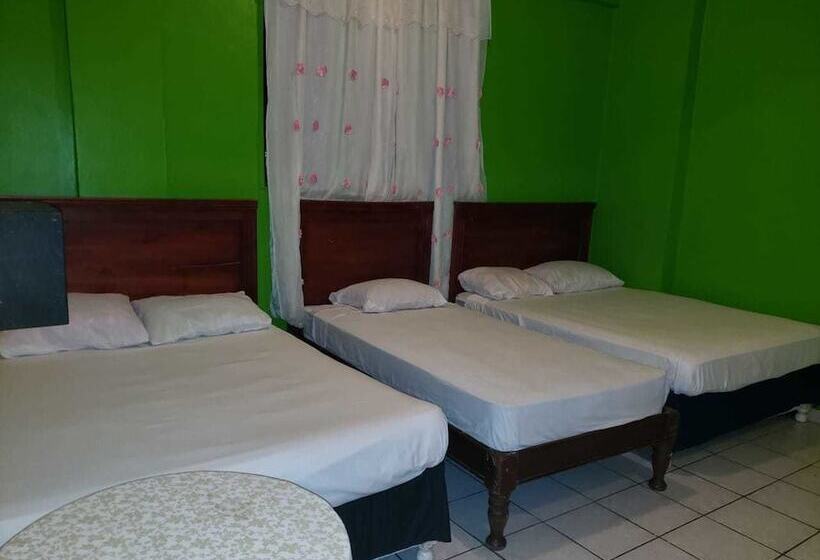 هتل Los Guacamayos La Ceiba