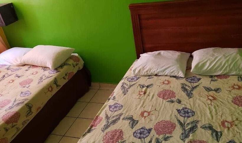 هتل Los Guacamayos La Ceiba