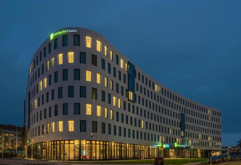 هتل Holiday Inn Express Dusseldorf Hauptbahnhof