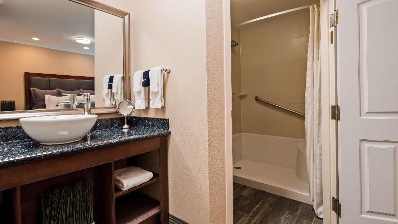 هتل Best Western Plus Avita Suites