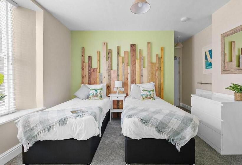 Park View R & R   Adult Only   Self Catering   Free Parking   Ev Point