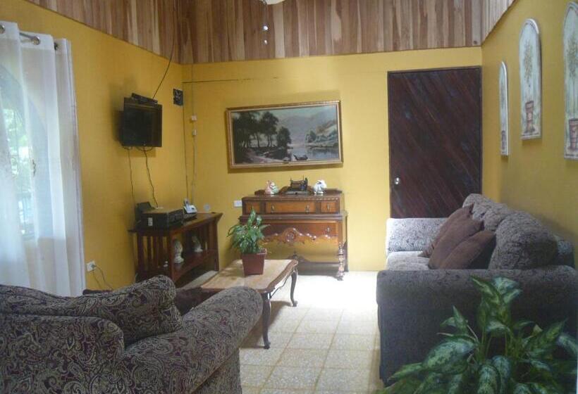 هاستل Rio Celeste Backpackers