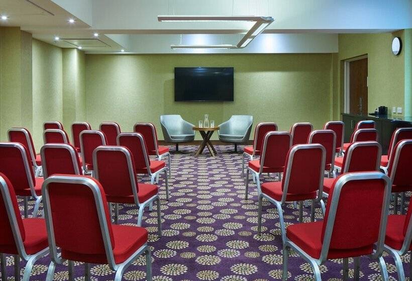 هتل Courtyard By Marriott London Gatwick Airport