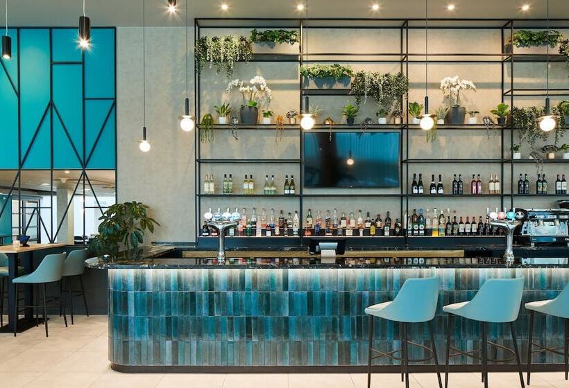 هتل Courtyard By Marriott London Gatwick Airport