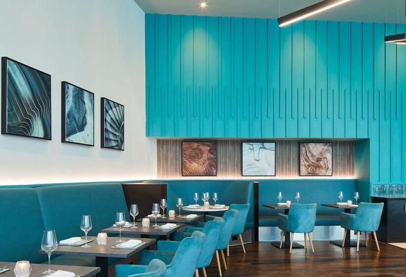 هتل Courtyard By Marriott London Gatwick Airport