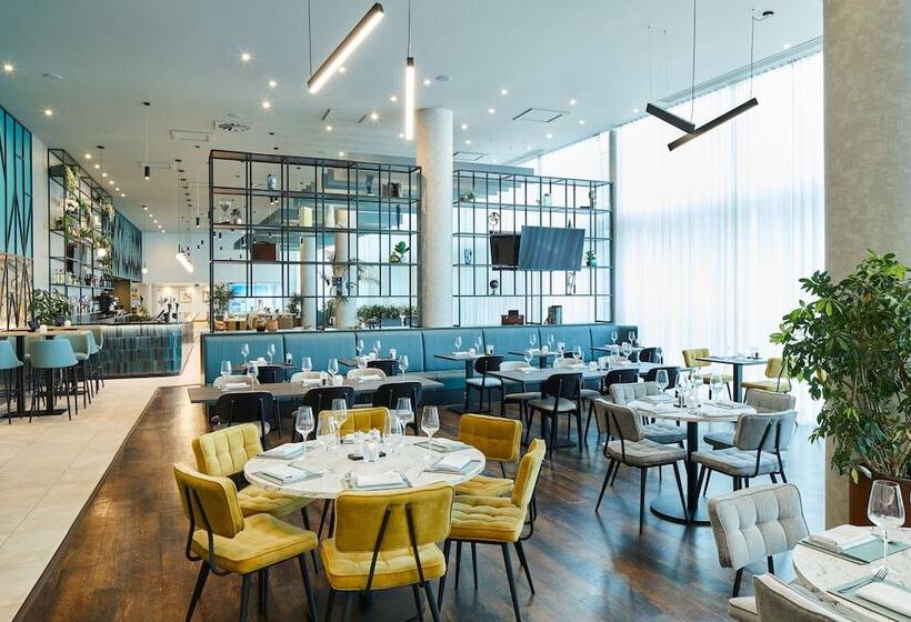 هتل Courtyard By Marriott London Gatwick Airport