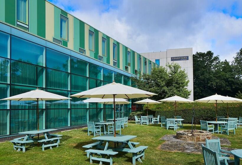 هتل Courtyard By Marriott London Gatwick Airport