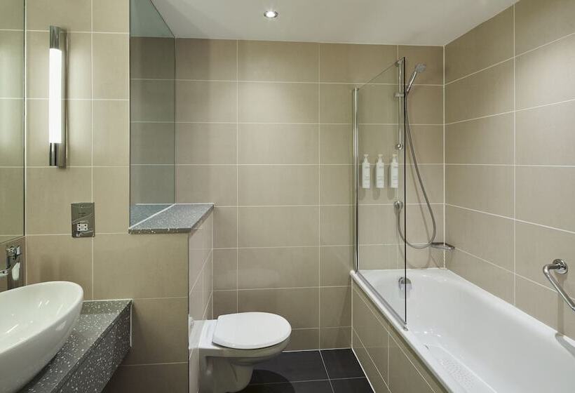 هتل Courtyard By Marriott London Gatwick Airport