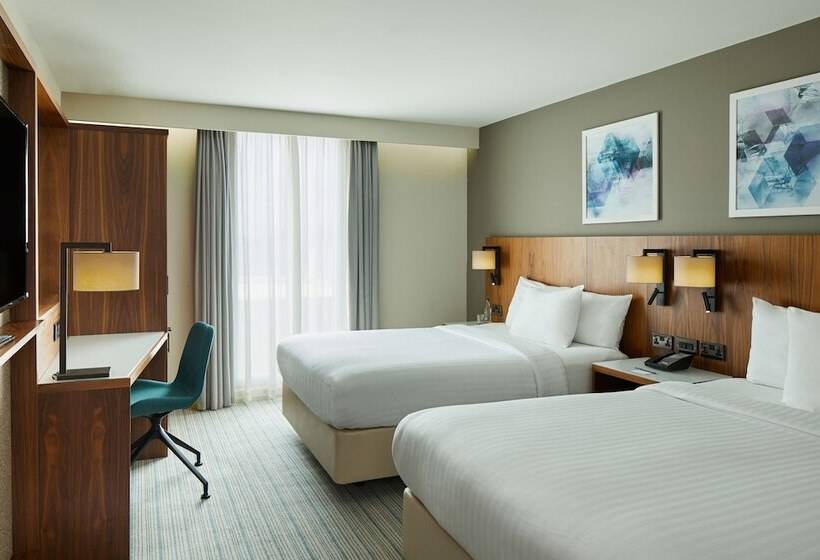 هتل Courtyard By Marriott London Gatwick Airport
